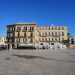 Iniziamo il nostro tour in Piazza del Ferrarese. In fondo allo spiazzo quadrangolare si erge imperioso Palazzo Starita, edificio neoclassico settecentesco alla cui cima campeggia un elegante orologio solare in marmo bianco